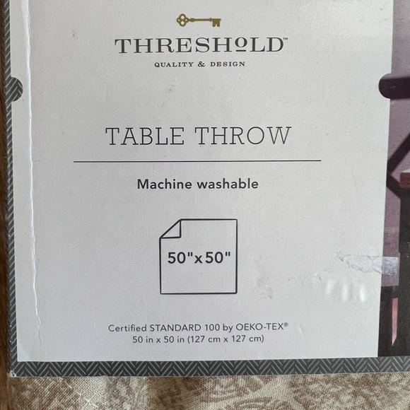 🪴threshold 50"x50" table throw in cream/beige - Picture 3 of 5